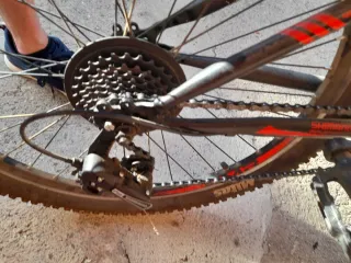 Bicicleta de montaña negra y roja