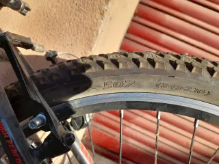 Bicicleta de montaña negra y roja