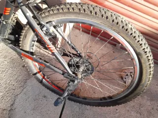 Bicicleta de montaña negra y roja
