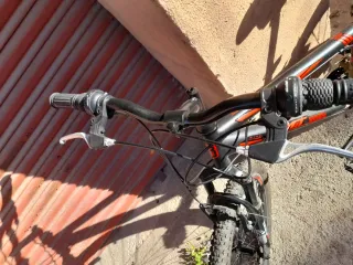 Bicicleta de montaña negra y roja