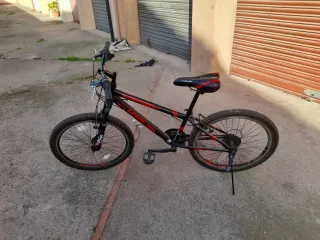 Bicicleta de montaña negra y roja