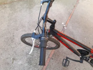 Bicicleta de montaña negra y roja