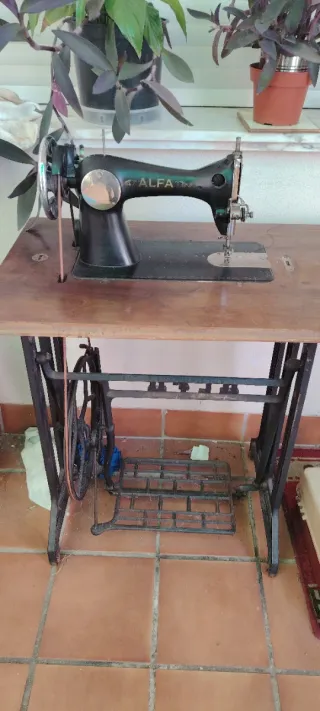 Máquina de coser Alfa antigua