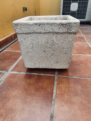 Maceta de piedra cuadrada beige y gris