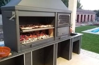 Griglia in metallo per barbecue con legno e cristallo