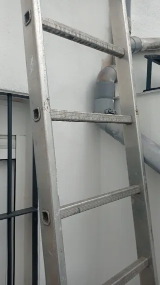 Escalera aluminio fija 15 peldaños 4 metros