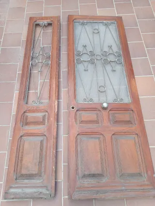Puerta castellana madera con cristal y reja