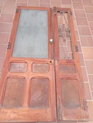 Puerta castellana madera con cristal y reja