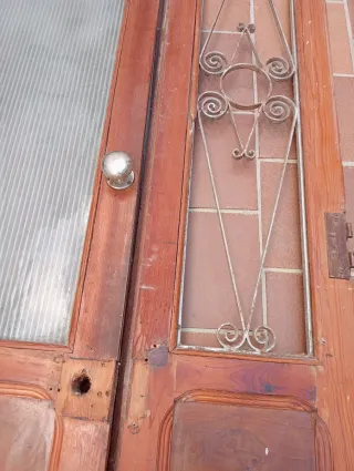 Puerta castellana madera con cristal y reja