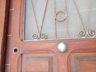Puerta castellana madera con cristal y reja
