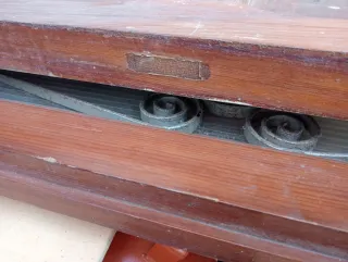 Puerta castellana madera con cristal y reja