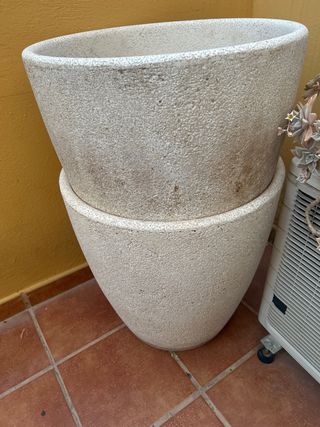 Macetones de piedra beige
