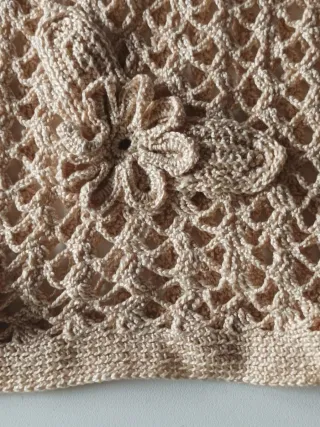Top de crochet beige con flores
