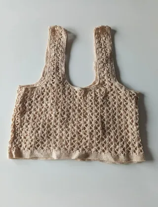 Top de crochet beige con flores