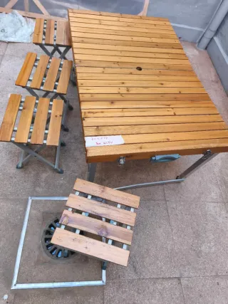 Mesa de madera y metal plegable