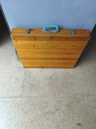 Mesa de madera y metal plegable