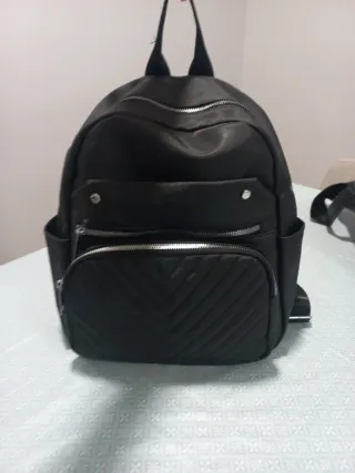 Mochila negra impermeable con varios cierres