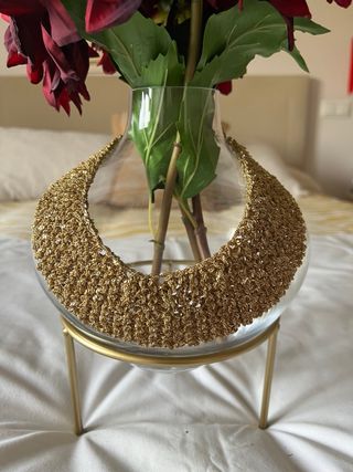 Gargantilla dorada tejida