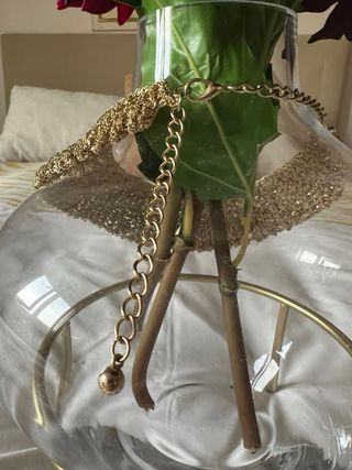 Gargantilla dorada tejida