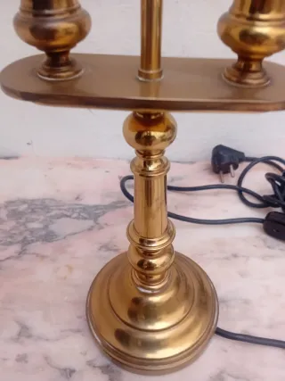 Lámpara de mesa dorada de metal