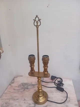 Lámpara de mesa dorada de metal