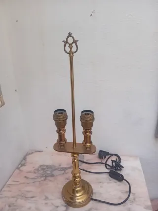 Lámpara de mesa dorada de metal