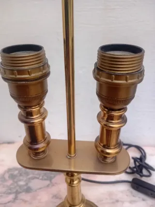 Lámpara de mesa dorada de metal