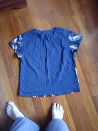 Camiseta estampada azul y multicolor