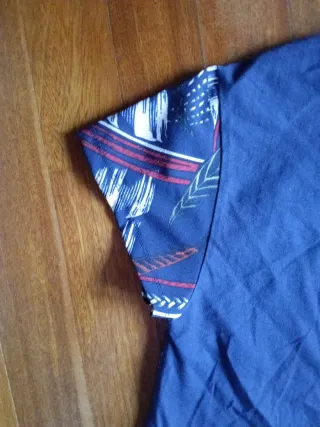 Camiseta estampada azul y multicolor