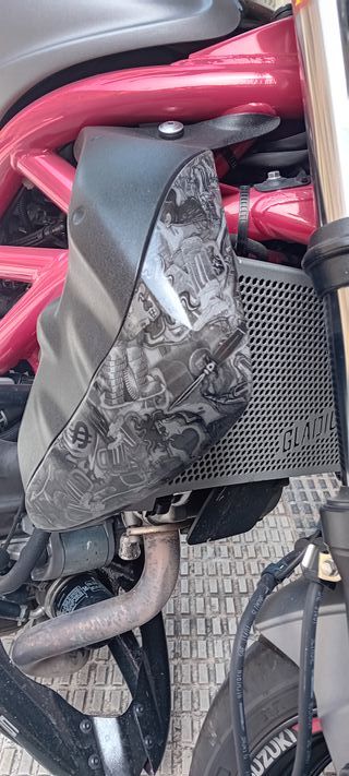 Suzuki Gladius ABS 650 Naked Roja/Gris/Negra