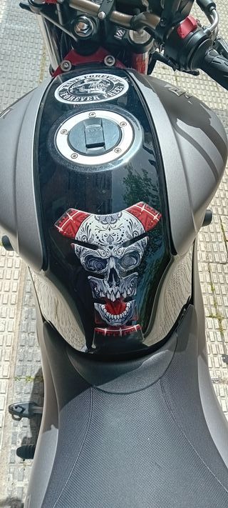 Suzuki Gladius ABS 650 Naked Roja/Gris/Negra