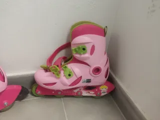 Patines en línea rosas para niña con muñequeras