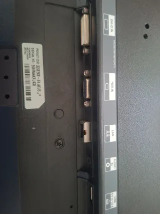 Monitor professionale LG da 32 pollici. LED full HD.