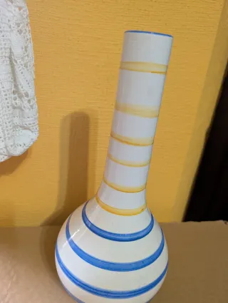 Jarrón de cerámica con rayas