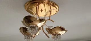 Lámpara de salón dorada con cristales