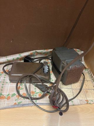 Máquina de coser Singer beige y dorada