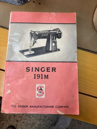 Máquina de coser Singer beige y dorada