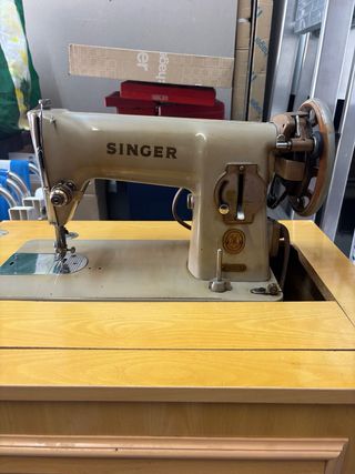 Máquina de coser Singer beige y dorada