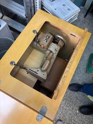 Máquina de coser Singer beige y dorada