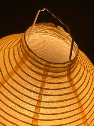 Lámpara de papel amarilla