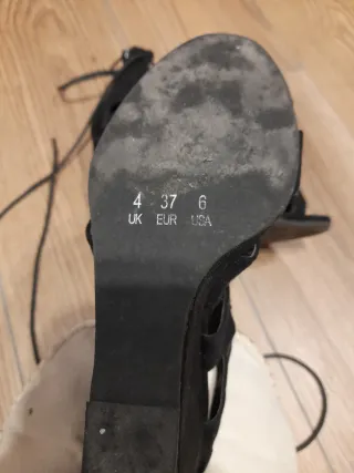 Sandalias de cuña negras con cordones