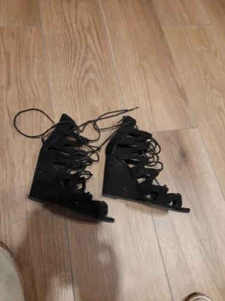 Sandalias de cuña negras con cordones