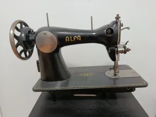 Máquina de Coser Alfa Vintage Negra. Funciona