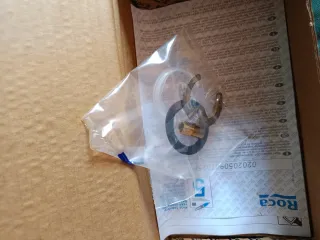 Grifo de baño metálico plateado