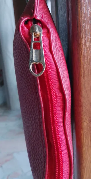 Pochette polso cuore rossa con laccio LOVE