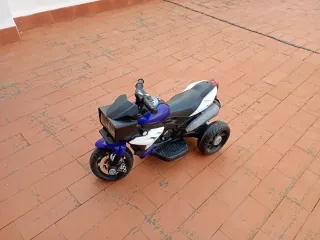 Moto Eléctrica Infantil Azul y Blanca