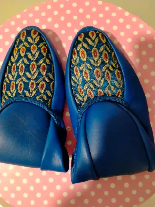 Zapatillas de viaje azules y doradas