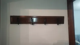 Perchero de madera con ganchos de metal