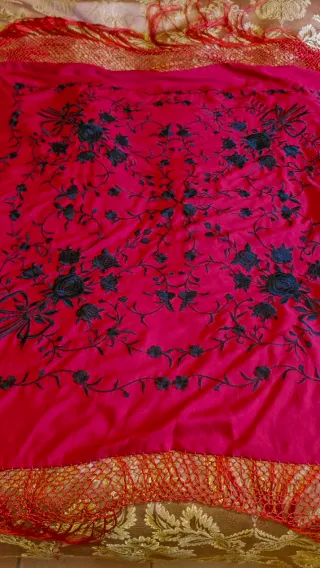 Manton de Manila Rojo Bordado Negro