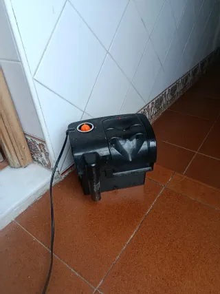 Filtro cascada negro para acuarios de hasta 100 l